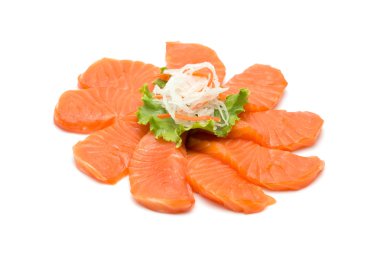 dilimlenmiş somon izole üzerinde beyaz arka plan