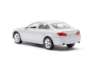 Beyaz arka plan üzerinde izole oyuncak araba arkası