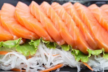 Somon siyah plaka üzerine dilimlenmiş