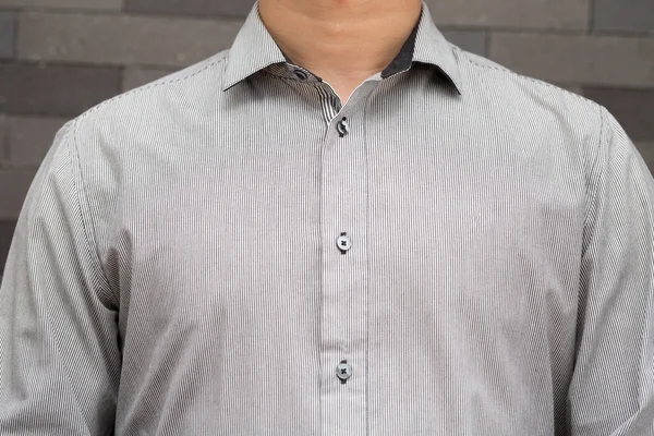Homem usando camisas listradas — Fotografia de Stock