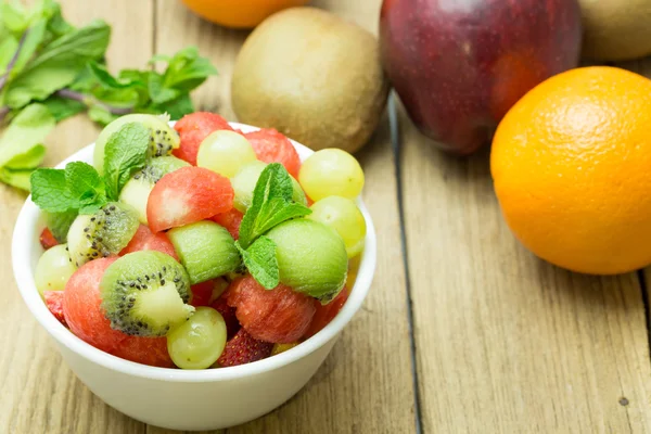 Salată de fructe cu căpșuni, portocale, kiwi, struguri și pepene verde — Fotografie, imagine de stoc
