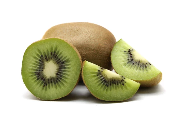 Kiwi fruits et kiwi tranches segments sur fond blanc — Photo
