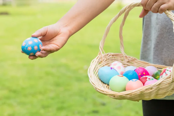 Mano di donna che tiene uova di Pasqua — Foto Stock