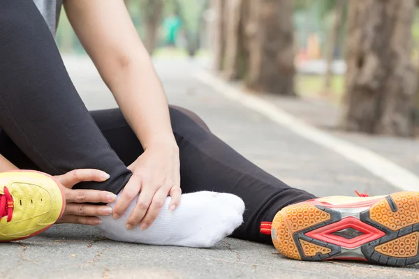 Urazy sportowe. Kobieta z bólem w kostce podczas joggingu — Zdjęcie stockowe