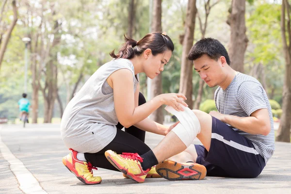 Sports injury. Man with twisted sprained knee — Stock Photo, Image