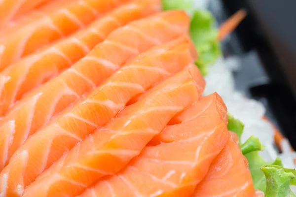 Lachs in Scheiben, japanisches Essen — Stockfoto