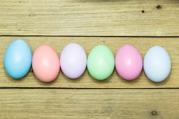 Ovos de Páscoa em fundo de madeira — Fotografia de Stock