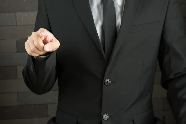 Usinessman empujando en una pantalla táctil — Foto de Stock