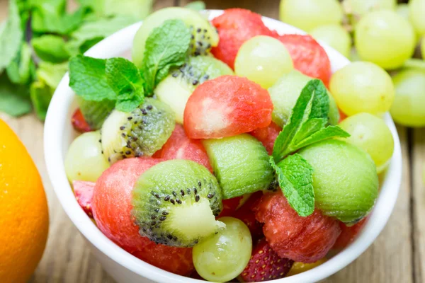 Ensalada de frutas con fresas, naranjas, kiwi, uva y sandía —  Fotos de Stock