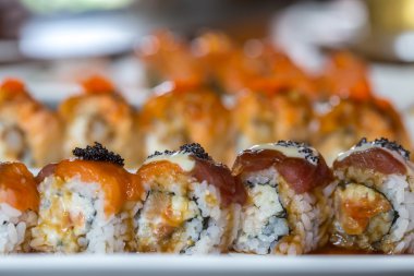 Suşi somon ve ton balığı