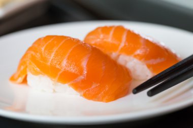 Suşi somon beyaz plaka üzerinde