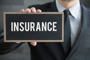 Sigorta, yazı tahtası üzerinde mesaj ve işadamı tarafından tutun