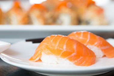 Suşi somon beyaz plaka üzerinde