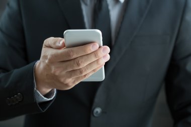 hareket eden smartphone kullanarak iş adamı