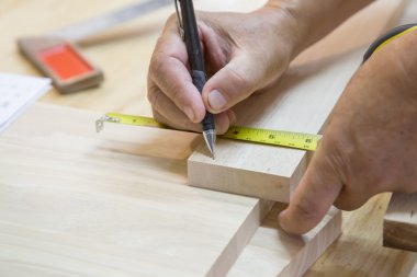Tahta cetvelle ölçme ustası