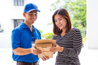 Asyalı kadın alınmasından teslim edilen paket imzalama