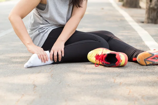 Urazy sportowe. Kobieta z bólem w kostce podczas joggingu — Zdjęcie stockowe