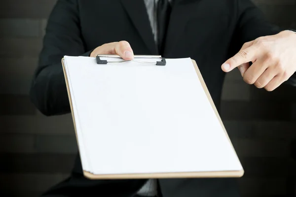 Empresario mostrando documento en blanco — Foto de Stock