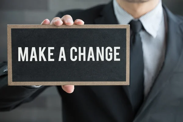 Hacer un cambio, mensaje en pizarra y retención por el hombre de negocios — Foto de Stock