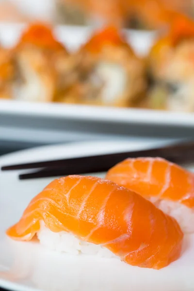 Sushi zalm op witte plaat — Stockfoto