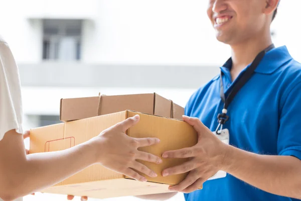 Χέρι γυναίκα δέχεται μια παράδοση των κουτιών από deliveryman — Φωτογραφία Αρχείου