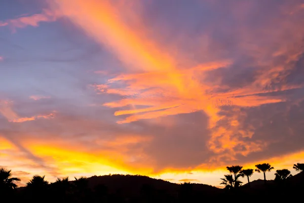 Solnedgång himlen på berget — Stockfoto