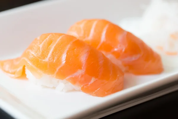 Sushi zalm op witte plaat — Stockfoto