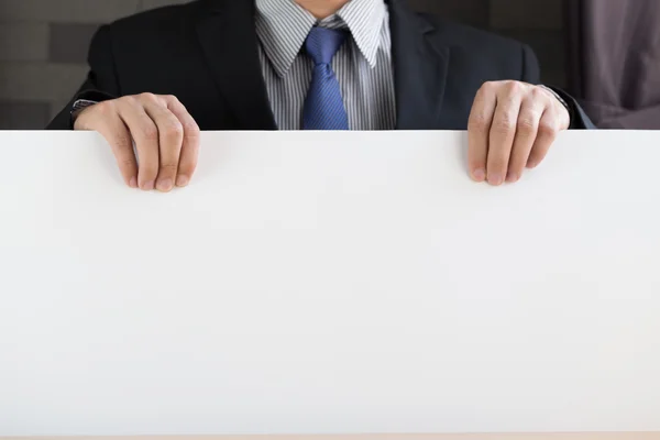 Mano de empresario mostrando libro blanco — Foto de Stock