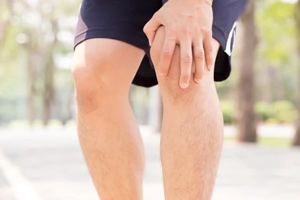 Homem com dor no joelho durante o exercício — Fotografia de Stock