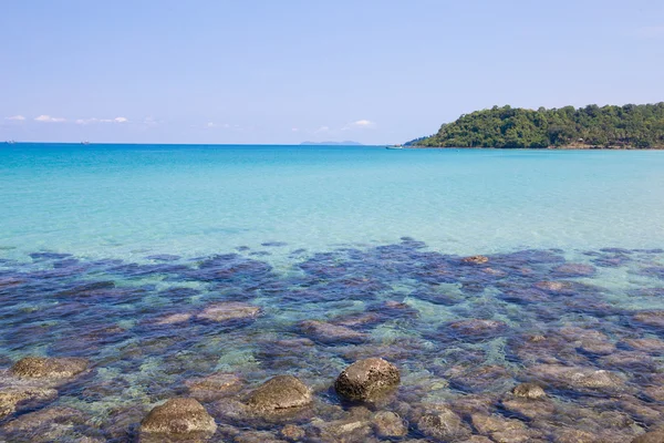 Praia e mar tropical na ilha de Koh kood, província de Trat, Tailândia — Fotografia de Stock