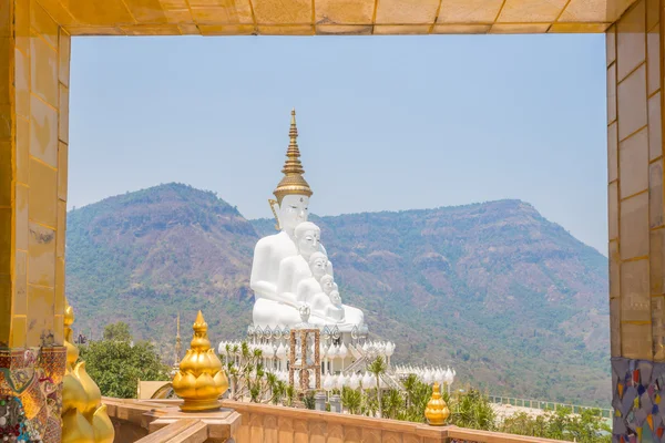 Ват-фа-сорн, буддистский монастырь и искушение в Пхетчабуне. Таиланд — стоковое фото