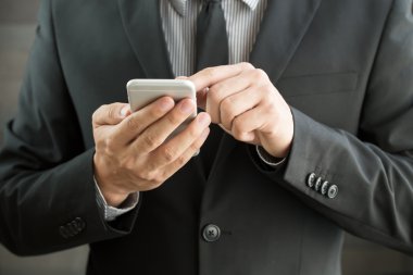 hareket eden smartphone kullanarak iş adamı
