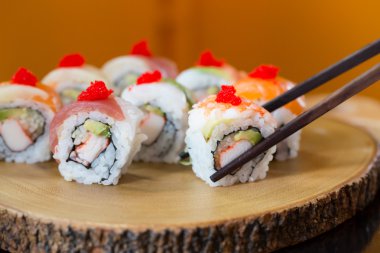 Sushi seti, suşi roll avokado ile karides ve suşi rulo ile.