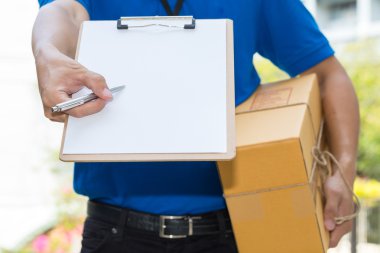 Parsel tutarak ve kalem istemciye vererek teslimatçı