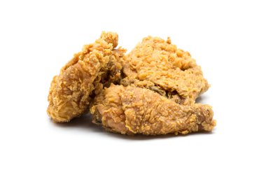 Kızarmış tavuk beyaz arka planda izole edilmiş