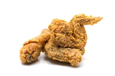 Kızarmış tavuk beyaz arka planda izole edilmiş