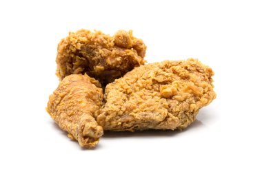 Kızarmış tavuk beyaz arka planda izole edilmiş