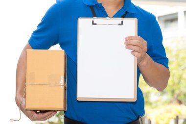 Panoya bir parsel kutusu ve beyaz kağıt tutan teslimatçı