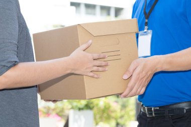 Kadın el teslimatçı kutuları bir teslimi kabul