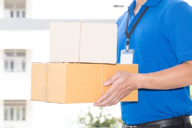 Bir parsel kutusu tutarak teslimatçı