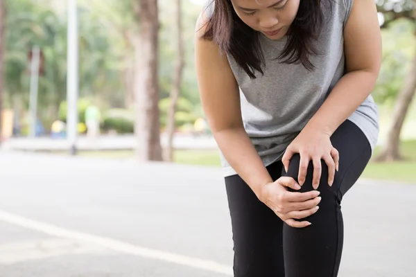 Lesão desportiva. Mulher com dor no joelho enquanto corre — Fotografia de Stock