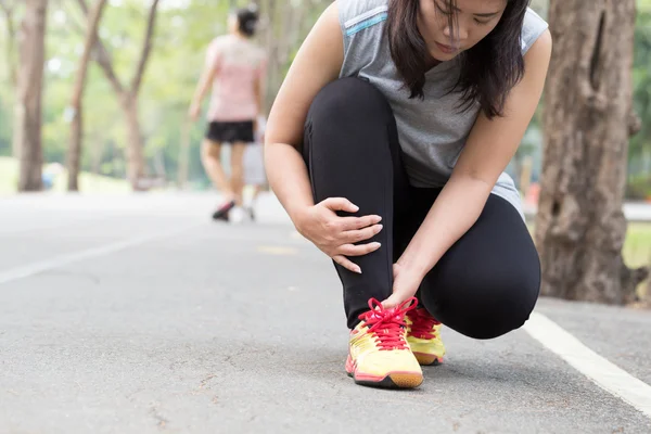 Lesão desportiva. Mulher com dor no tornozelo enquanto corre — Fotografia de Stock