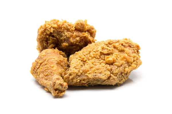 Kızarmış tavuk beyaz arka planda izole edilmiş