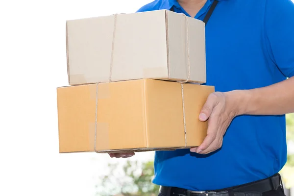 Entrega homem segurando uma caixa de pacote — Fotografia de Stock