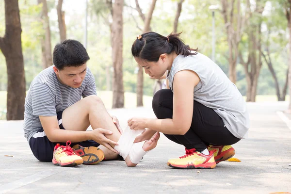 Lesiones deportivas. Hombre con torcedura de rodilla —  Fotos de Stock