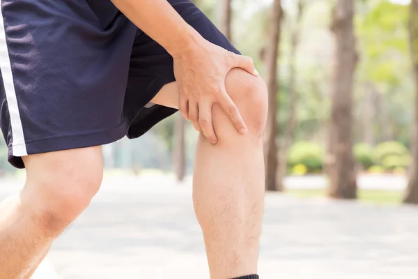 Homem com dor no joelho durante o exercício, conceito de lesão esportiva — Fotografia de Stock