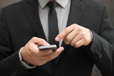 hareket eden smartphone kullanarak iş adamı