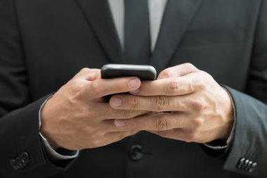 hareket eden smartphone kullanarak iş adamı