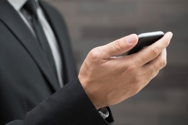 hareket eden smartphone kullanarak iş adamı