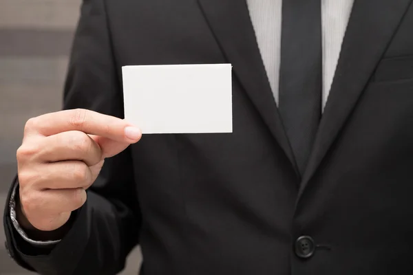 Ręka biznesmen wyświetlone białego papieru — Zdjęcie stockowe